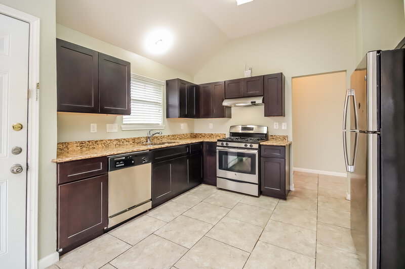 0/Mo, 2106 Wilshire Park Dr Houston, TX 77038 Kitchen View 2