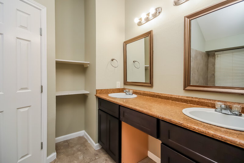 0/Mo, 2106 Wilshire Park Dr Houston, TX 77038 Main Bathroom View