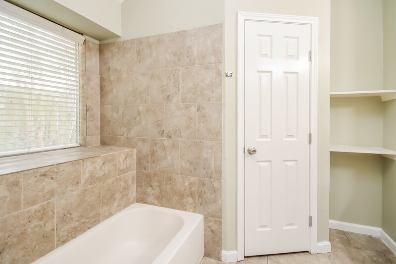 0/Mo, 2106 Wilshire Park Dr Houston, TX 77038 Bathroom View