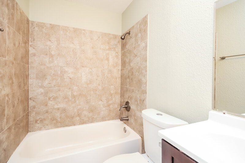 0/Mo, 2106 Wilshire Park Dr Houston, TX 77038 Bathroom View 2