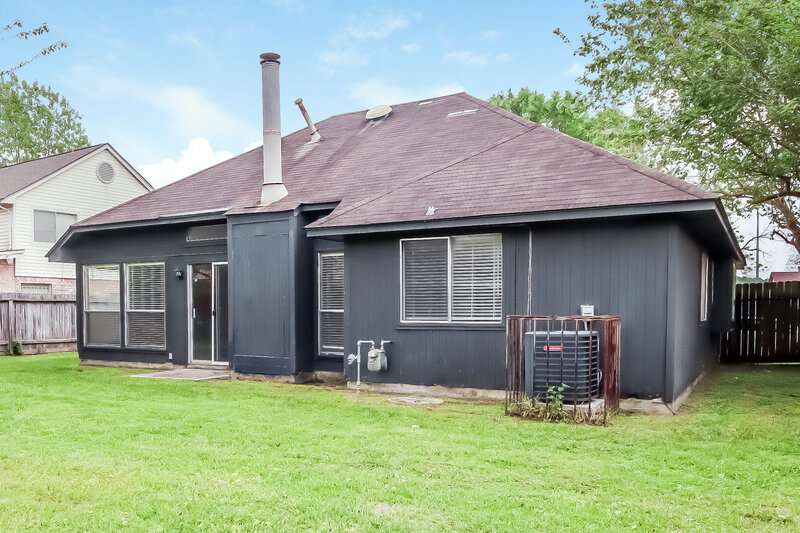 0/Mo, 2106 Wilshire Park Dr Houston, TX 77038 Rear View
