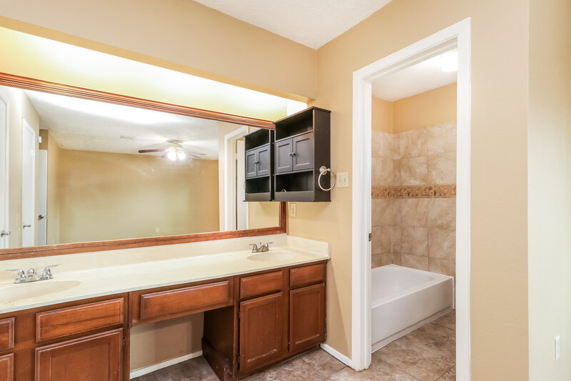 2,700/Mo, 14810 Wind Free Dr Houston, TX 77040 Main Bathroom View