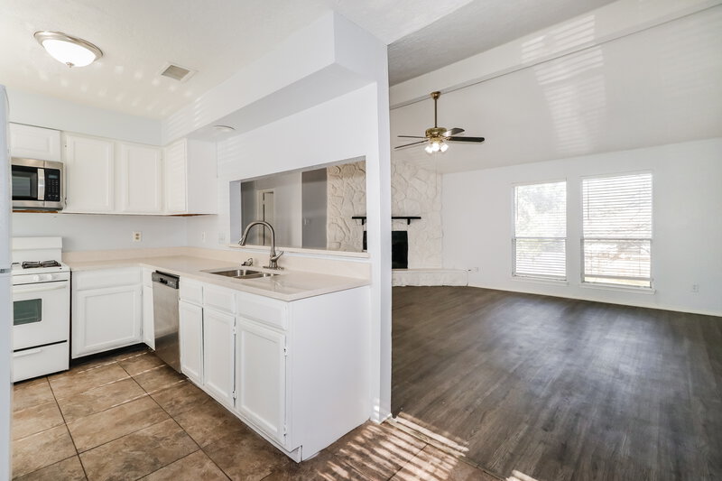 1,785/Mo, 12931 Crystal Cove Dr Houston, TX 77044 Kitchen View