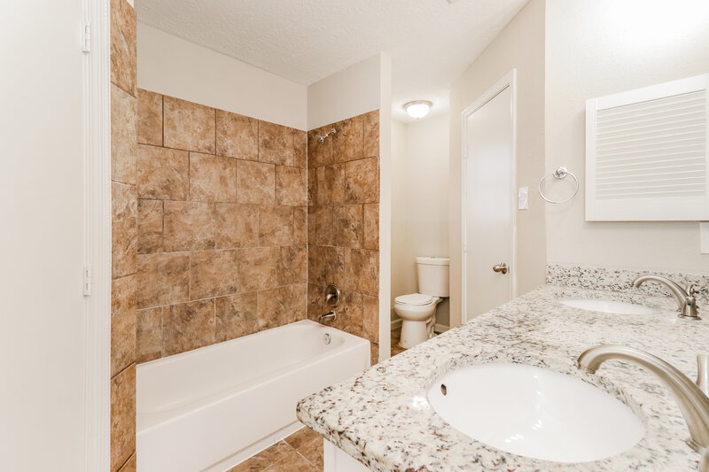 1,785/Mo, 12931 Crystal Cove Dr Houston, TX 77044 Main Bathroom View