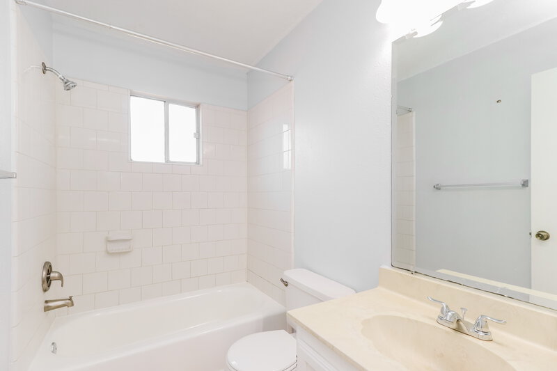 1,785/Mo, 12931 Crystal Cove Dr Houston, TX 77044 Bathroom View