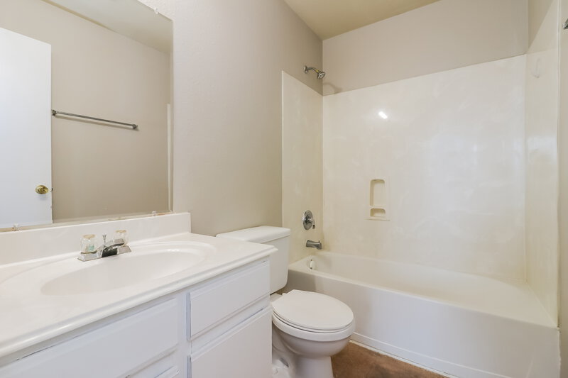 1,630/Mo, 12531 Roxdale Ridge Dr Houston, TX 77044 Main Bathroom View
