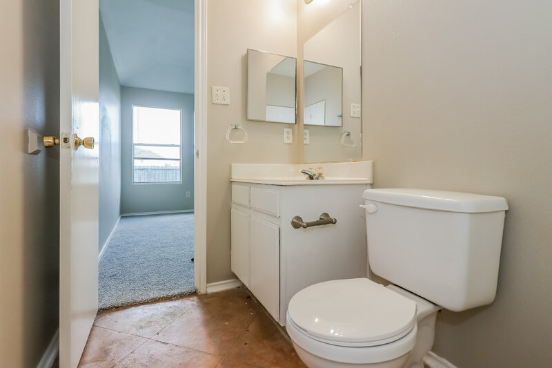 1,630/Mo, 12531 Roxdale Ridge Dr Houston, TX 77044 Main Bathroom View 2