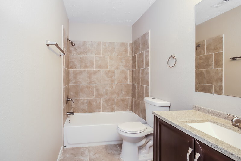 1,570/Mo, 11911 Greenglen Dr Houston, TX 77044 Main Bathroom View