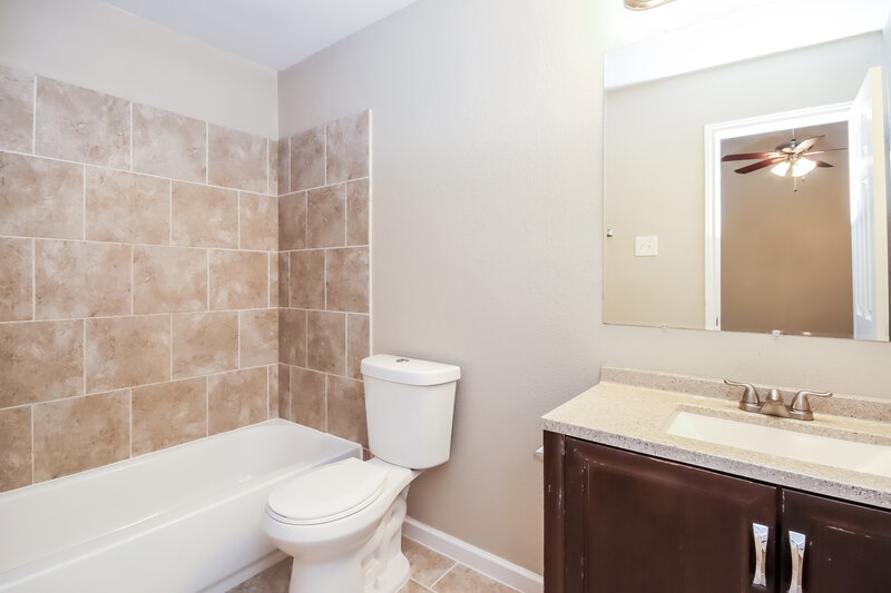 1,570/Mo, 11911 Greenglen Dr Houston, TX 77044 Bathroom View