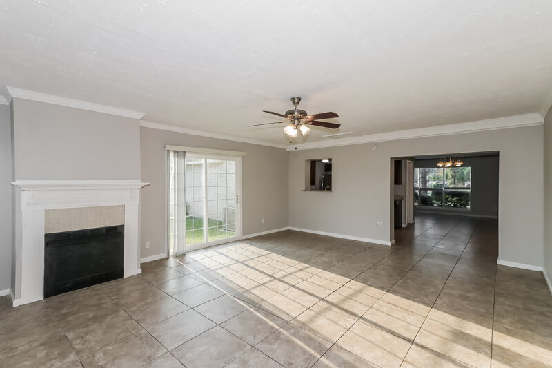 1,635/Mo, 11955 Drummond Park Dr Houston, TX 77044 Family Room View 2