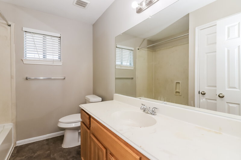 1,465/Mo, 4966 N Cancun Dr Houston, TX 77045 Main Bathroom View