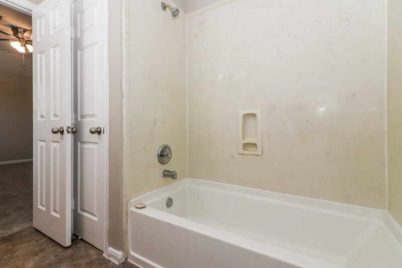1,465/Mo, 4966 N Cancun Dr Houston, TX 77045 Main Bathroom View 2