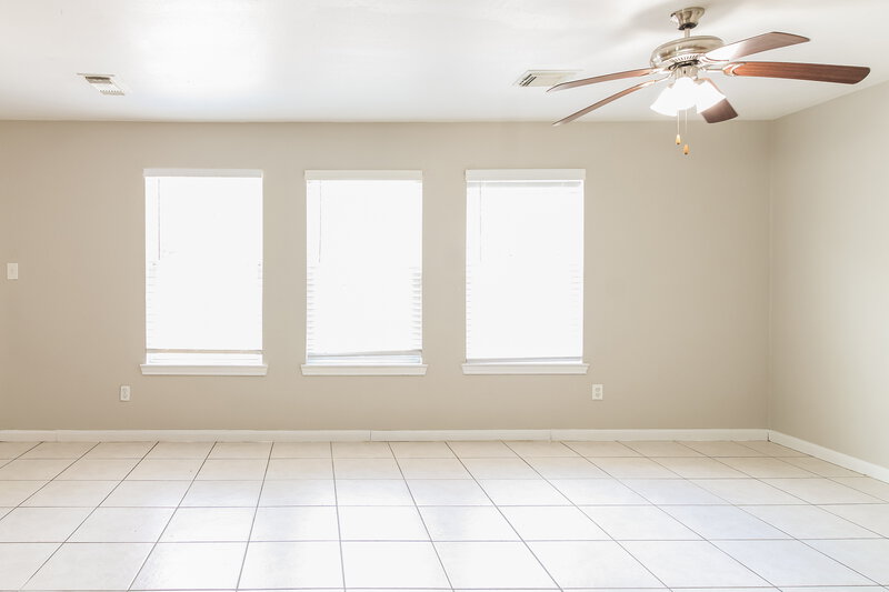 1,685/Mo, 13732 W Cancun Dr Houston, TX 77045 Family Room View