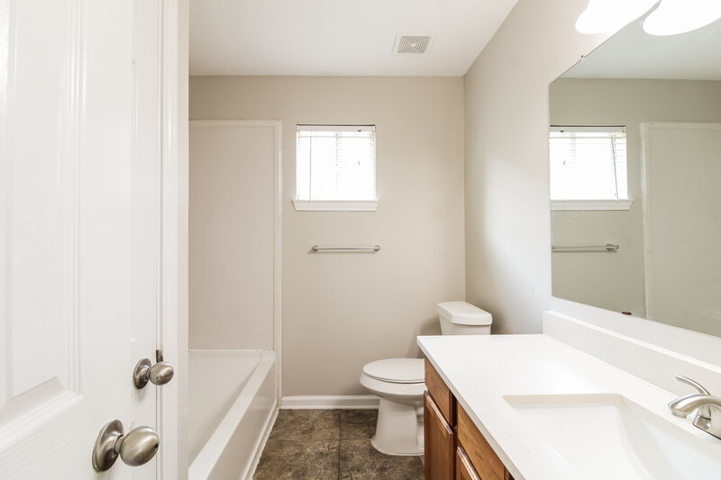 1,685/Mo, 13732 W Cancun Dr Houston, TX 77045 Main Bathroom View