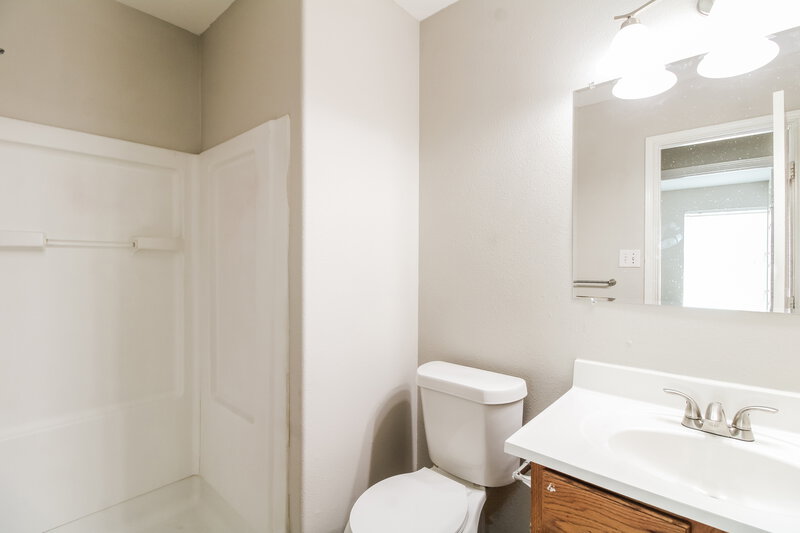 1,685/Mo, 13732 W Cancun Dr Houston, TX 77045 Bathroom View