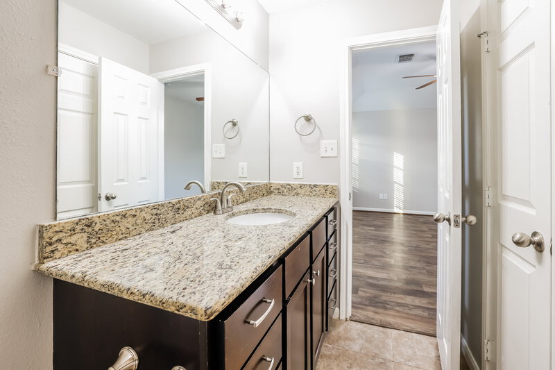 1,710/Mo, 4915 N Cancun Dr Houston, TX 77045 Main Bathroom View