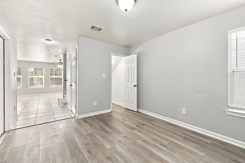 1,665/Mo, 4939 S Cancun Dr Houston, TX 77045 Living Room View 2