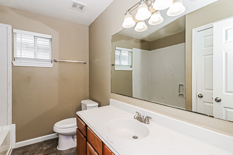 1,740/Mo, 4939 S Cancun Dr Houston, TX 77045 Main Bathroom View