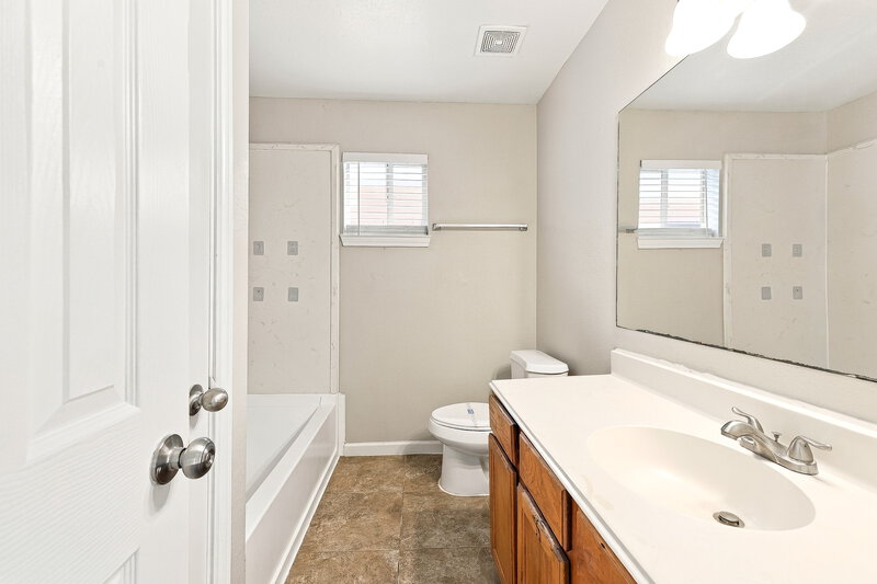 1,665/Mo, 4939 S Cancun Dr Houston, TX 77045 Primary Bathroom View