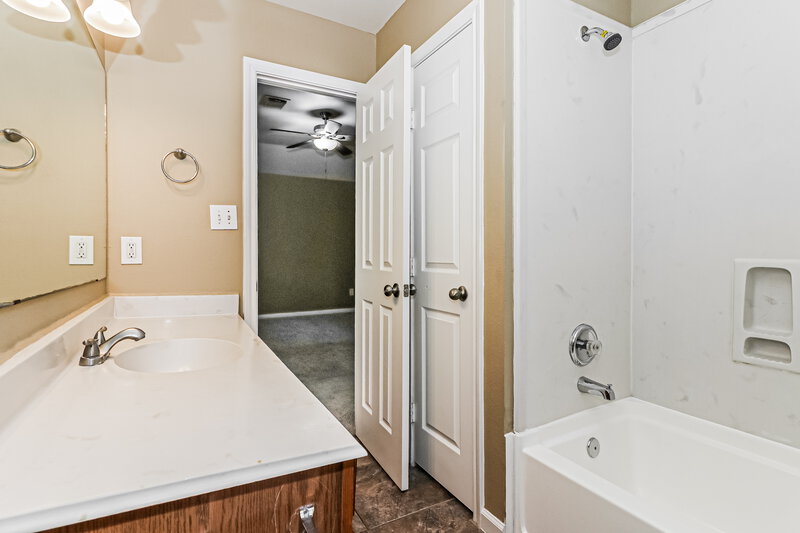 1,740/Mo, 4939 S Cancun Dr Houston, TX 77045 Main Bathroom View 2