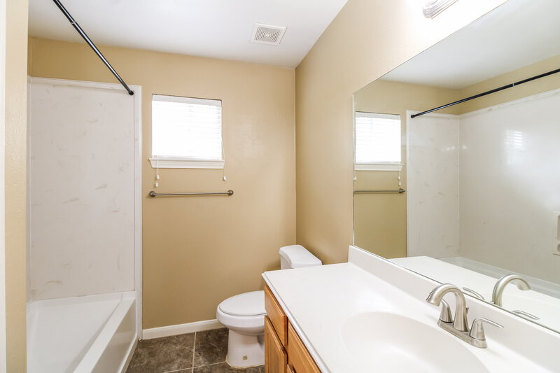1,575/Mo, 4935 N Cancun Dr Houston, TX 77045 Main Bathroom View