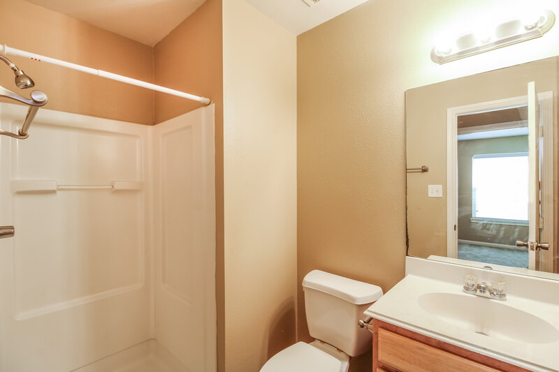 1,575/Mo, 4935 N Cancun Dr Houston, TX 77045 Bathroom View