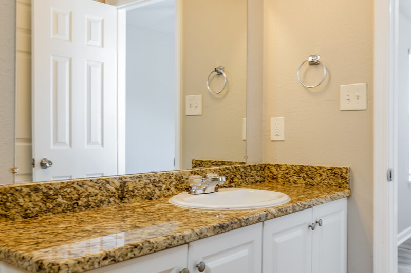1,845/Mo, 4963 N Cancun Dr Houston, TX 77045 Main Bathroom View 2