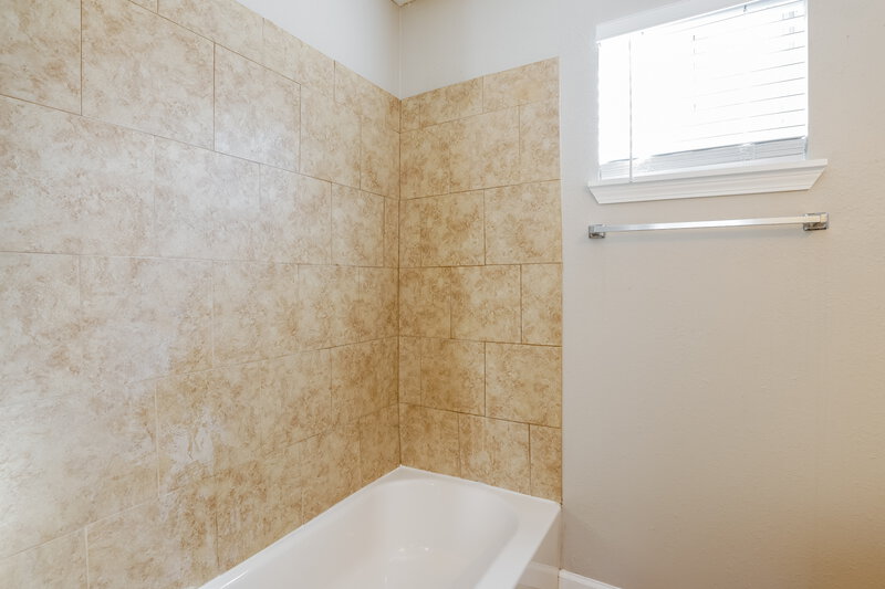 1,845/Mo, 4963 N Cancun Dr Houston, TX 77045 Main Bathroom View 5