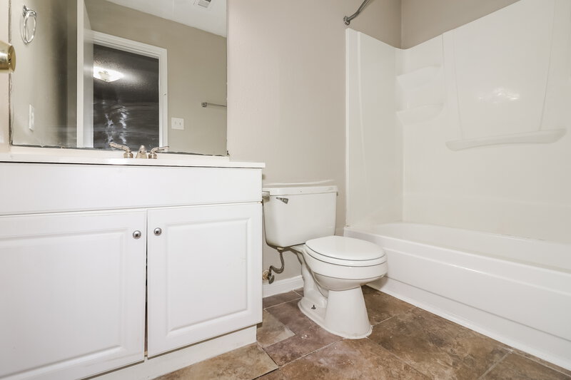 1,735/Mo, 13039 Ambrose St Houston, TX 77045 Main Bathroom View
