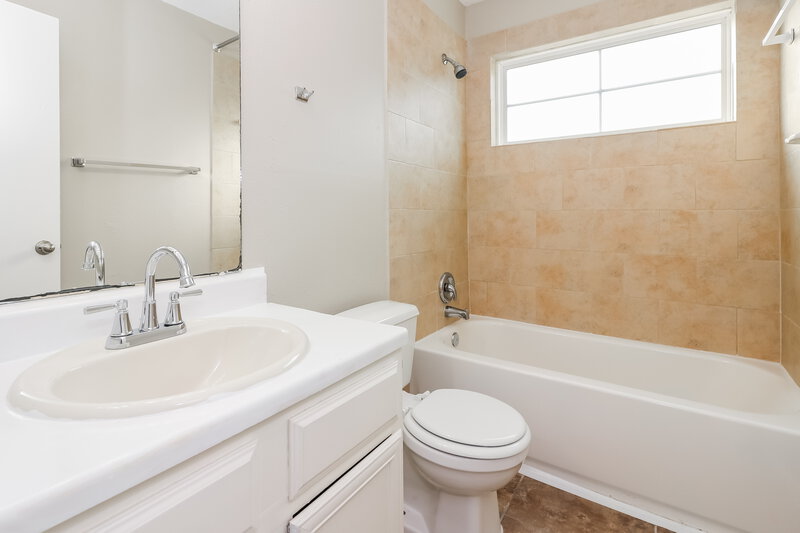 1,735/Mo, 13039 Ambrose St Houston, TX 77045 Bathroom View