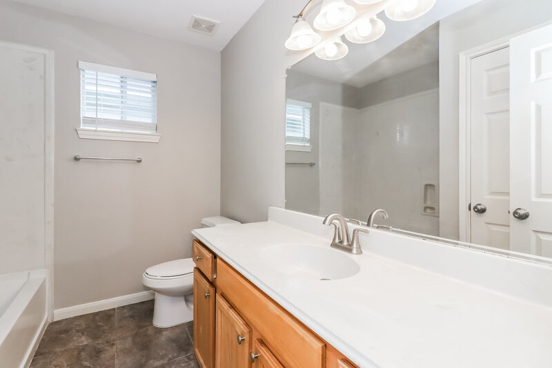 1,600/Mo, 4923 N Cancun Dr Houston, TX 77045 Main Bathroom View