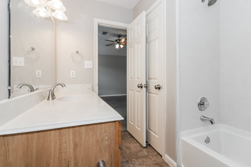 1,600/Mo, 4923 N Cancun Dr Houston, TX 77045 Main Bathroom View 2