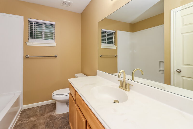 1,760/Mo, 4918 N Cancun Dr Houston, TX 77045 Main Bathroom View