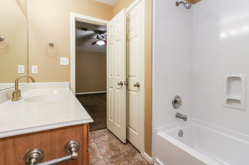 1,760/Mo, 4918 N Cancun Dr Houston, TX 77045 Main Bathroom View 2