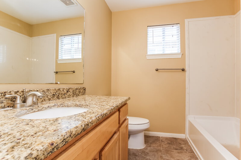 1,795/Mo, 4903 N Cancun Dr Houston, TX 77045 Main Bathroom View