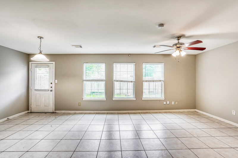 1,725/Mo, 4939 N Cancun Dr Houston, TX 77045 Living Room View 2