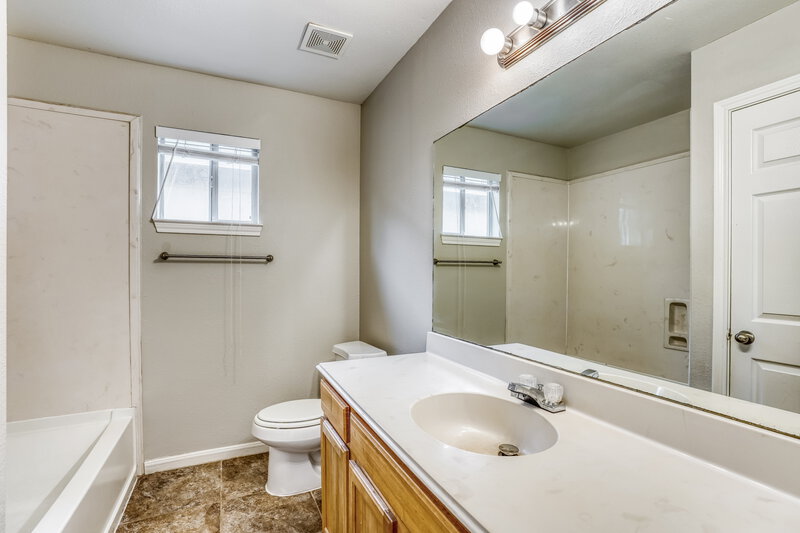 1,725/Mo, 4939 N Cancun Dr Houston, TX 77045 Main Bathroom View