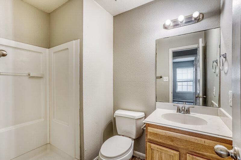1,725/Mo, 4939 N Cancun Dr Houston, TX 77045 Bathroom View