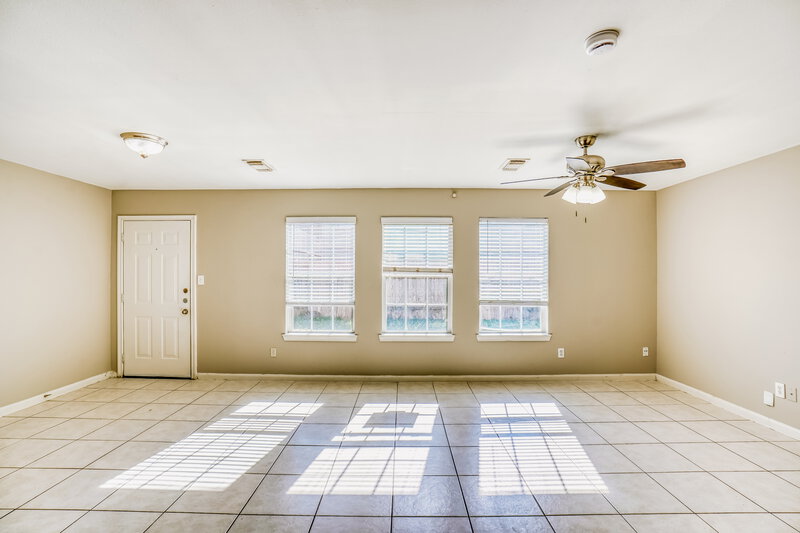 1,635/Mo, 4955 N Cancun Dr Houston, TX 77045 Living Room View 2