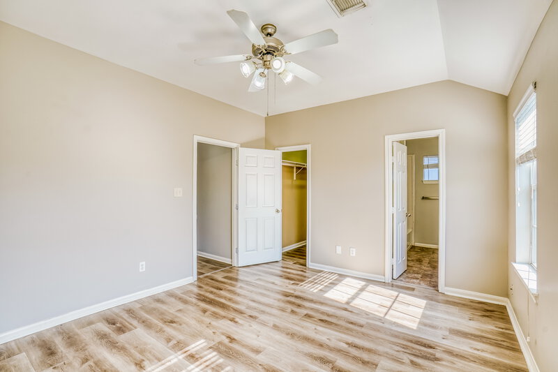 1,635/Mo, 4955 N Cancun Dr Houston, TX 77045 Main Bedroom View 2