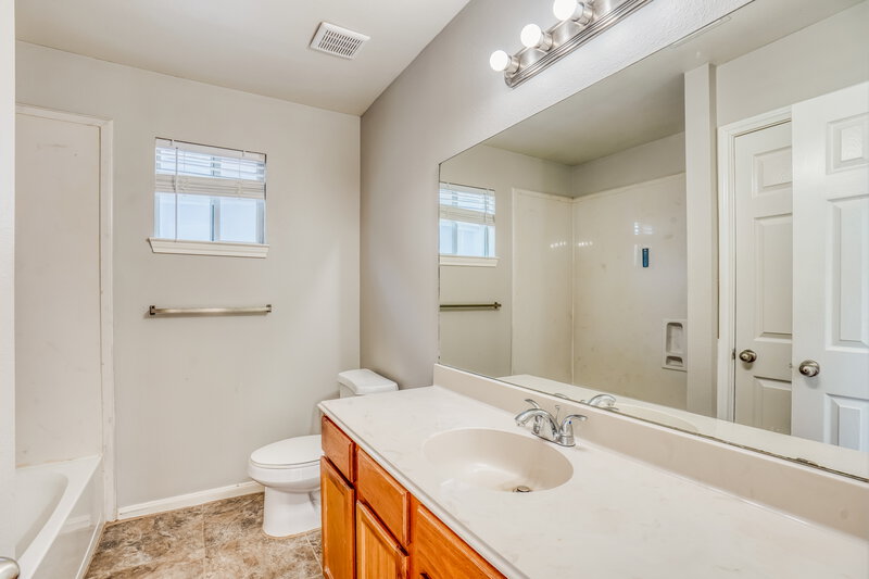 1,635/Mo, 4955 N Cancun Dr Houston, TX 77045 Main Bathroom View