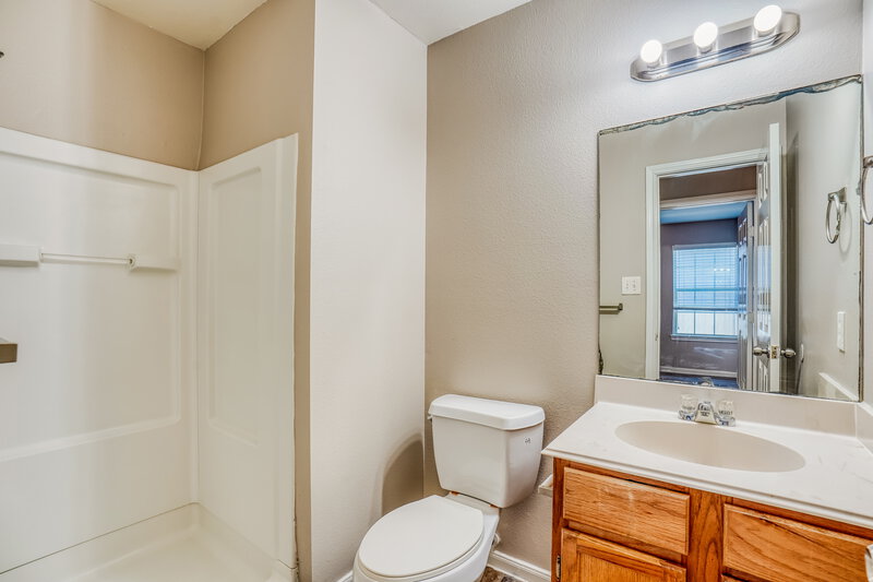 1,635/Mo, 4955 N Cancun Dr Houston, TX 77045 Bathroom View