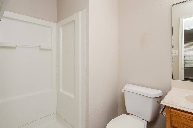 1,655/Mo, 4959 N Cancun Dr Houston, TX 77045 Main Bathroom View