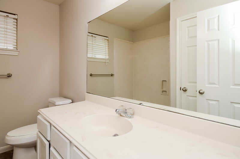 1,655/Mo, 4959 N Cancun Dr Houston, TX 77045 Main Bathroom View 2
