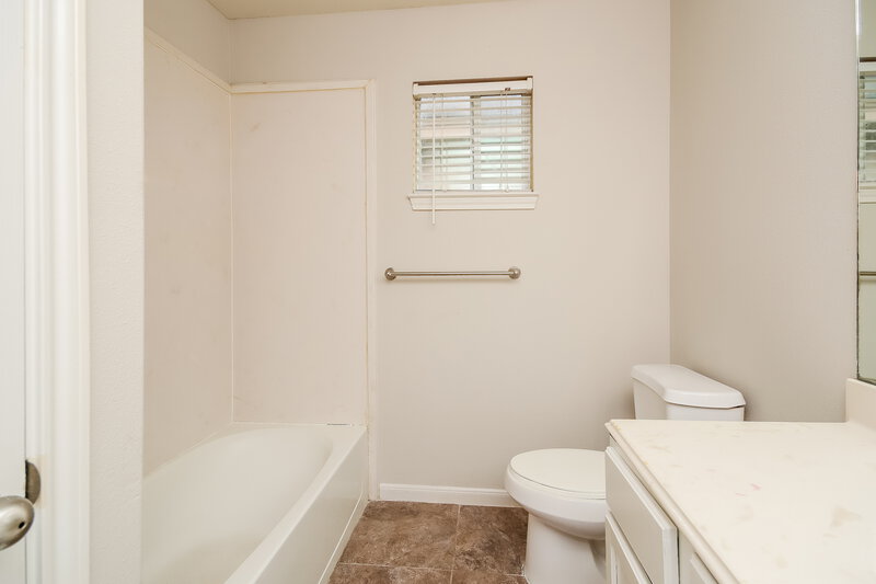 1,655/Mo, 4959 N Cancun Dr Houston, TX 77045 Bathroom View