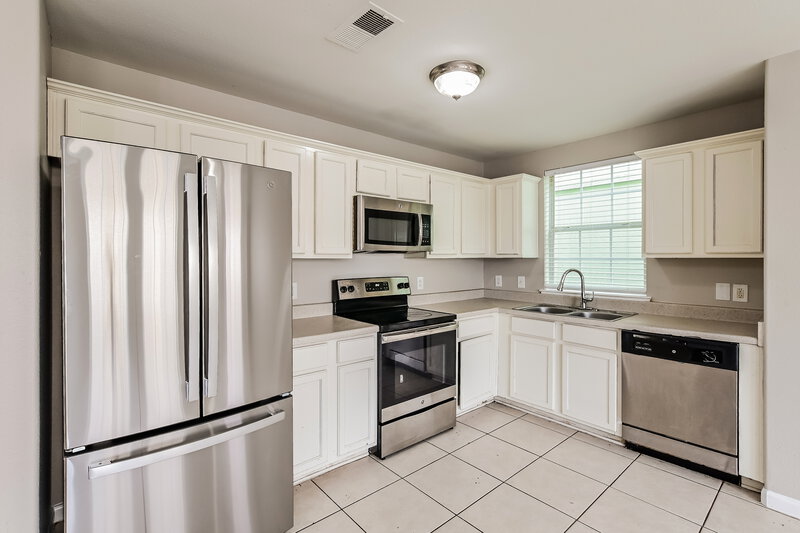 1,765/Mo, 4902 S Cancun Dr Houston, TX 77045 Kitchen View 2