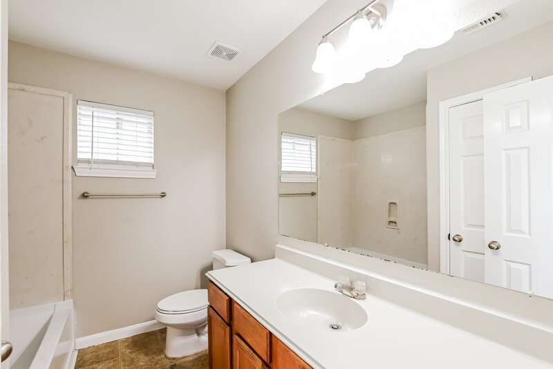 1,765/Mo, 4902 S Cancun Dr Houston, TX 77045 Main Bathroom View