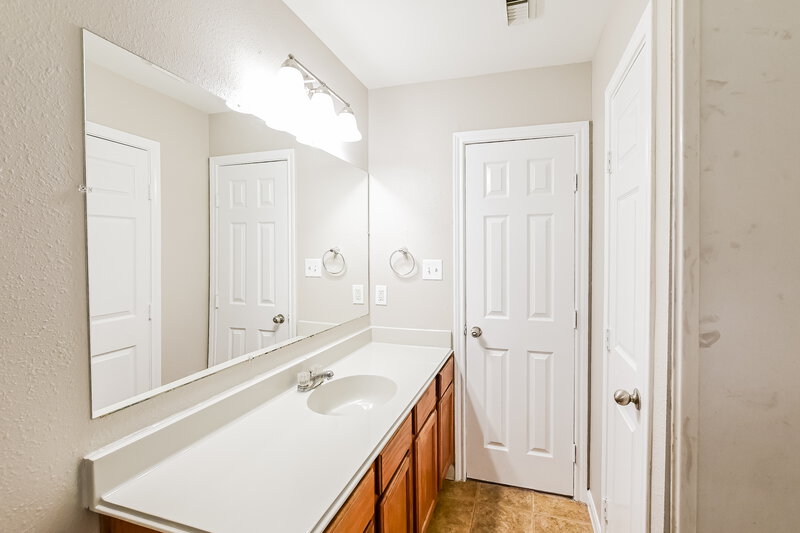1,765/Mo, 4902 S Cancun Dr Houston, TX 77045 Main Bathroom View 2