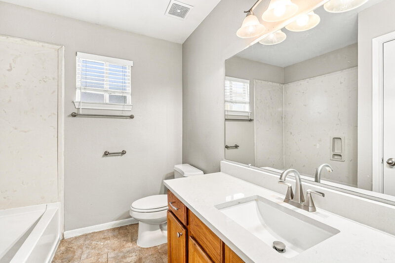1,640/Mo, 4951 S Cancun Dr Houston, TX 77045 Primary Bathroom View