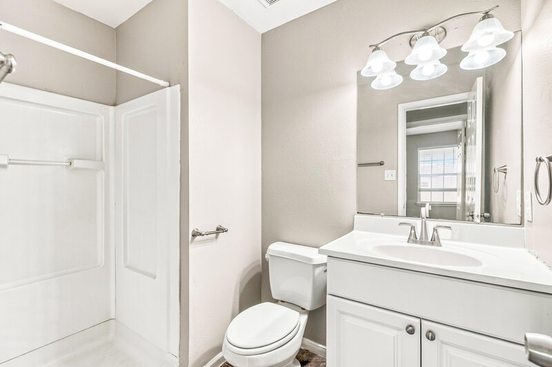 1,640/Mo, 4951 S Cancun Dr Houston, TX 77045 Bathroom View